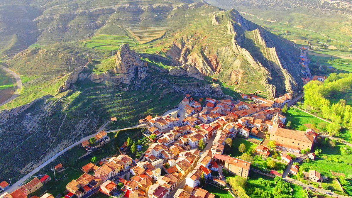 Imagen aérea de Aliaga, en Teruel, y su singular paisaje geológico, un territorio donde la naturaleza cuenta millones de años de historia