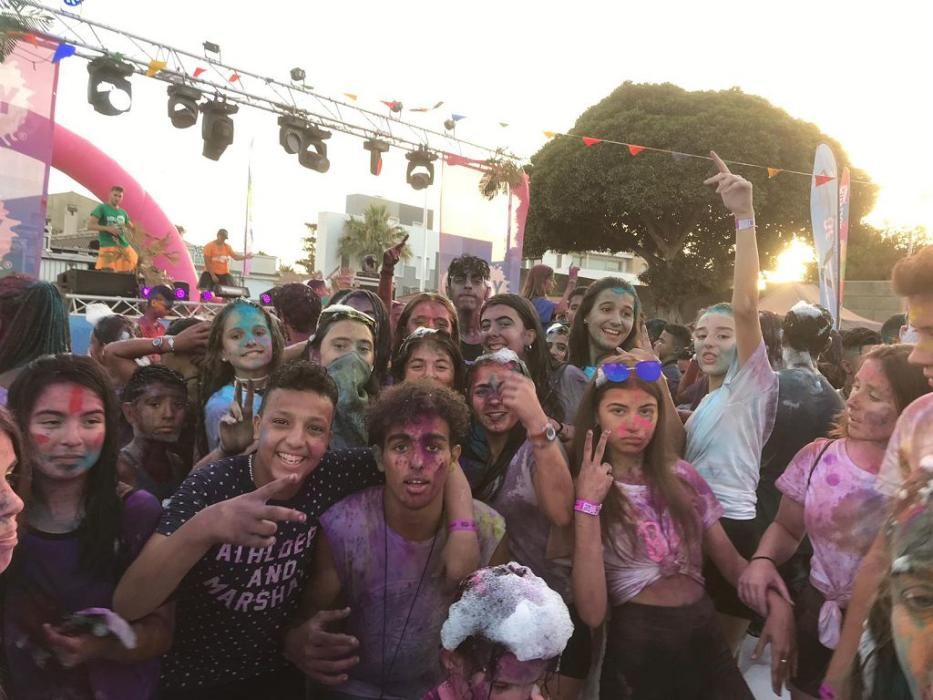 Un millar de personas disfrutan de los ''polvos holi'' en San Pedro