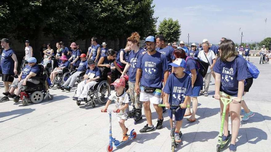 Momento de la salida de la III Carrera sobre Ruedas ASPACE. // Alba Villar