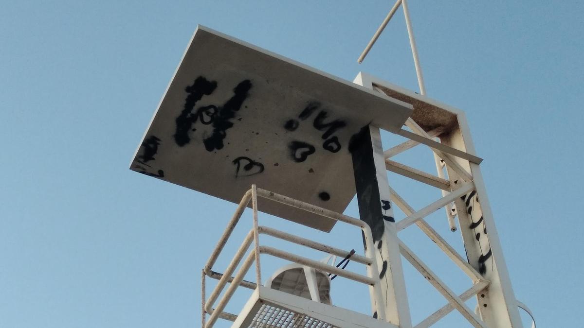 Las pintadas en la torre de vigilancia del Arenal
