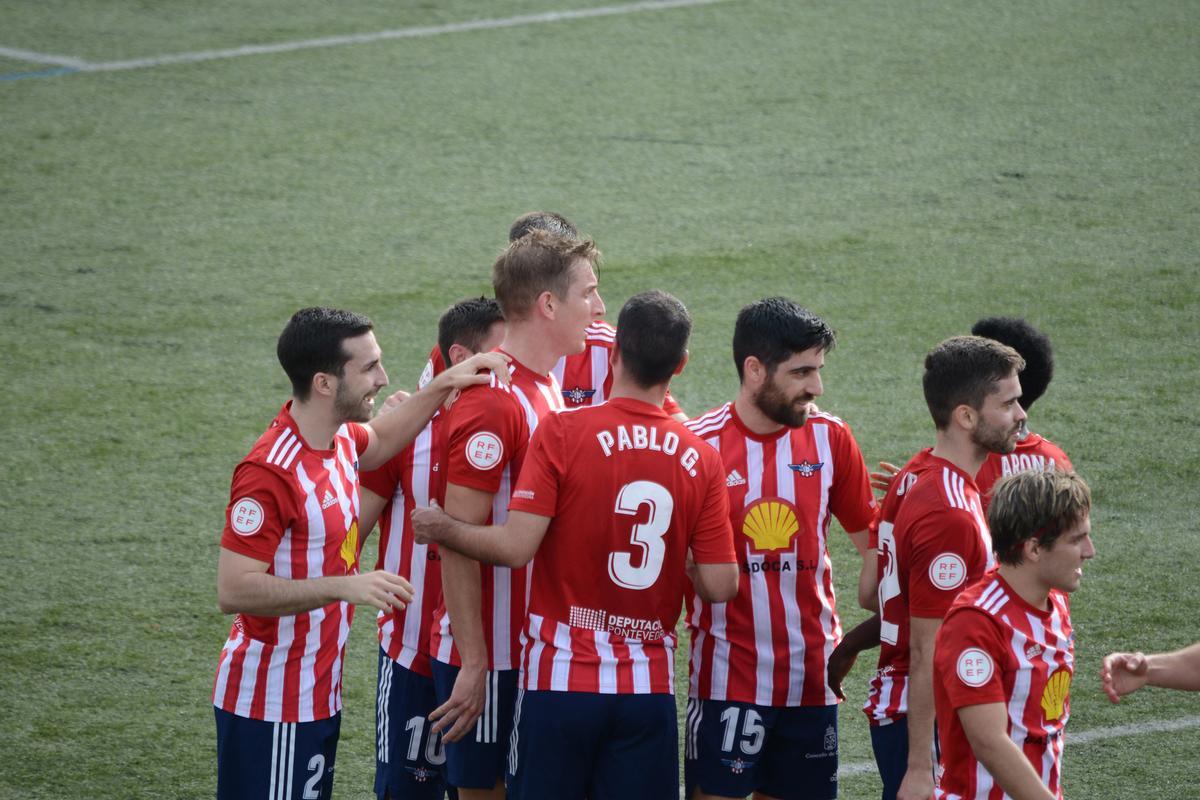 Guille, primero por la izquierda, celebra con sus compañeros del Alondras un gol hace dos temporadas.