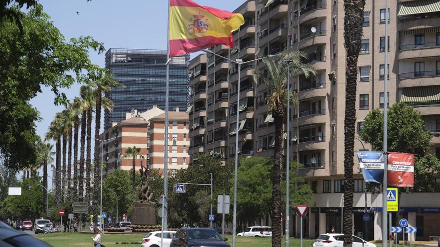 La bandera de España ondea de nuevo en la avenida Sinforiano Madroñero de Badajoz