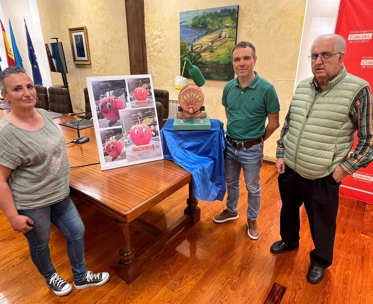 Por la izquierda, Mónica Álvarez, Iván Fernández y Rafael Alonso, ayer, durante la presentación de las actividades de las fogueras de San Juan. | A. C.