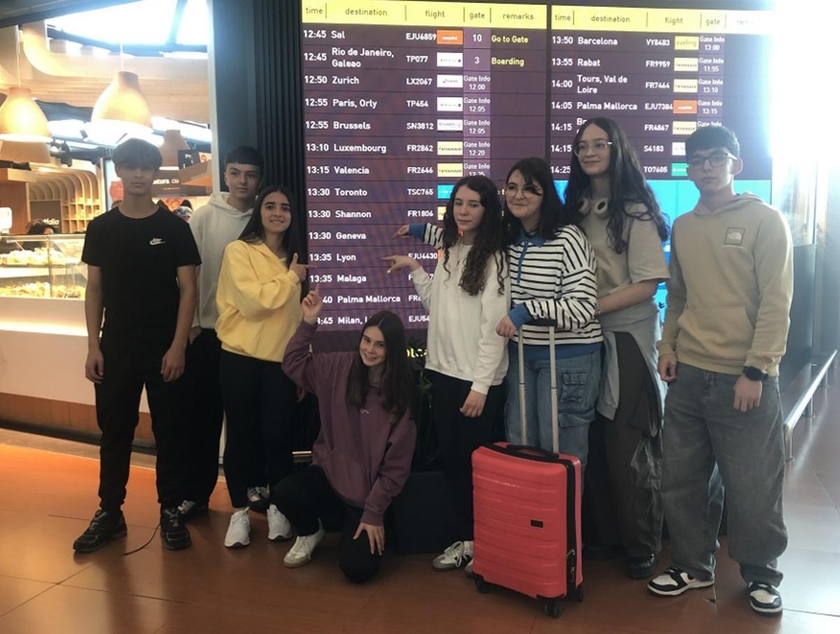 El alumnado del CPI Progreso en el aeropuerto.