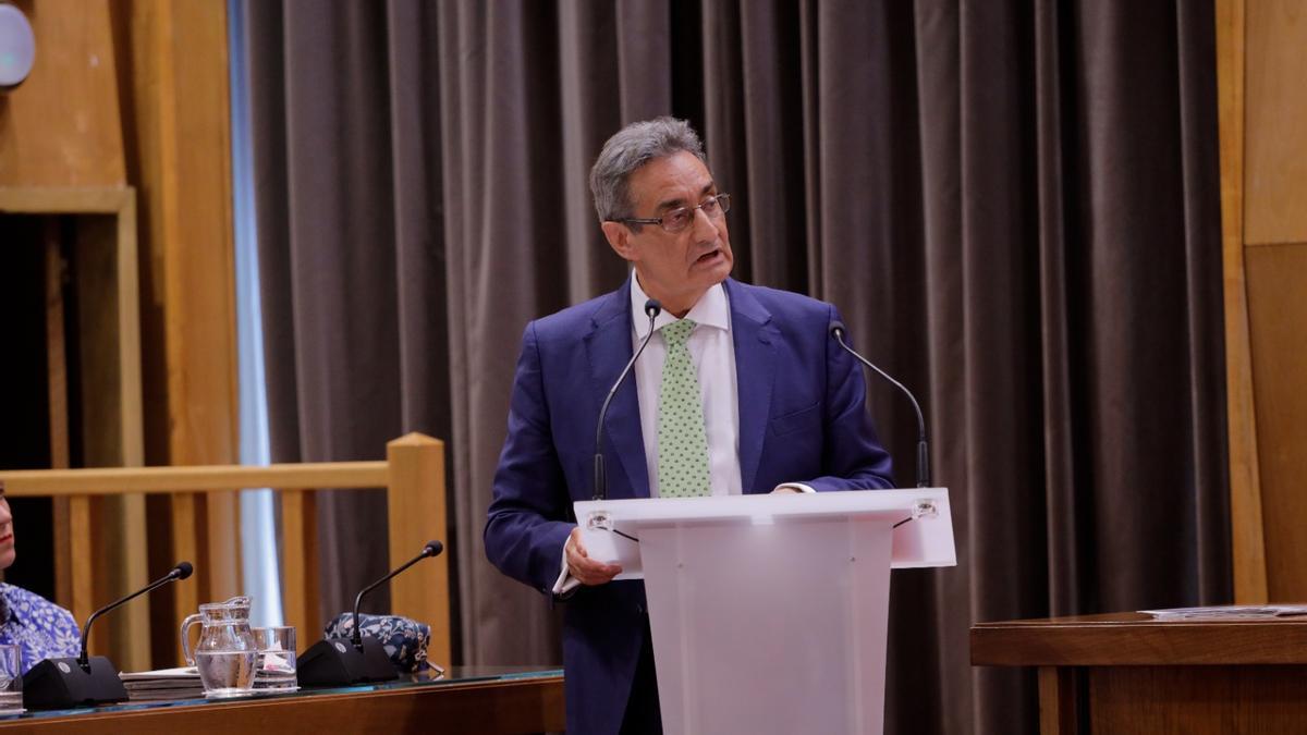 Julio Calvo, en su intervención del debate del estado de la ciudad, este jueves, en el Ayuntamiento de Zaragoza.