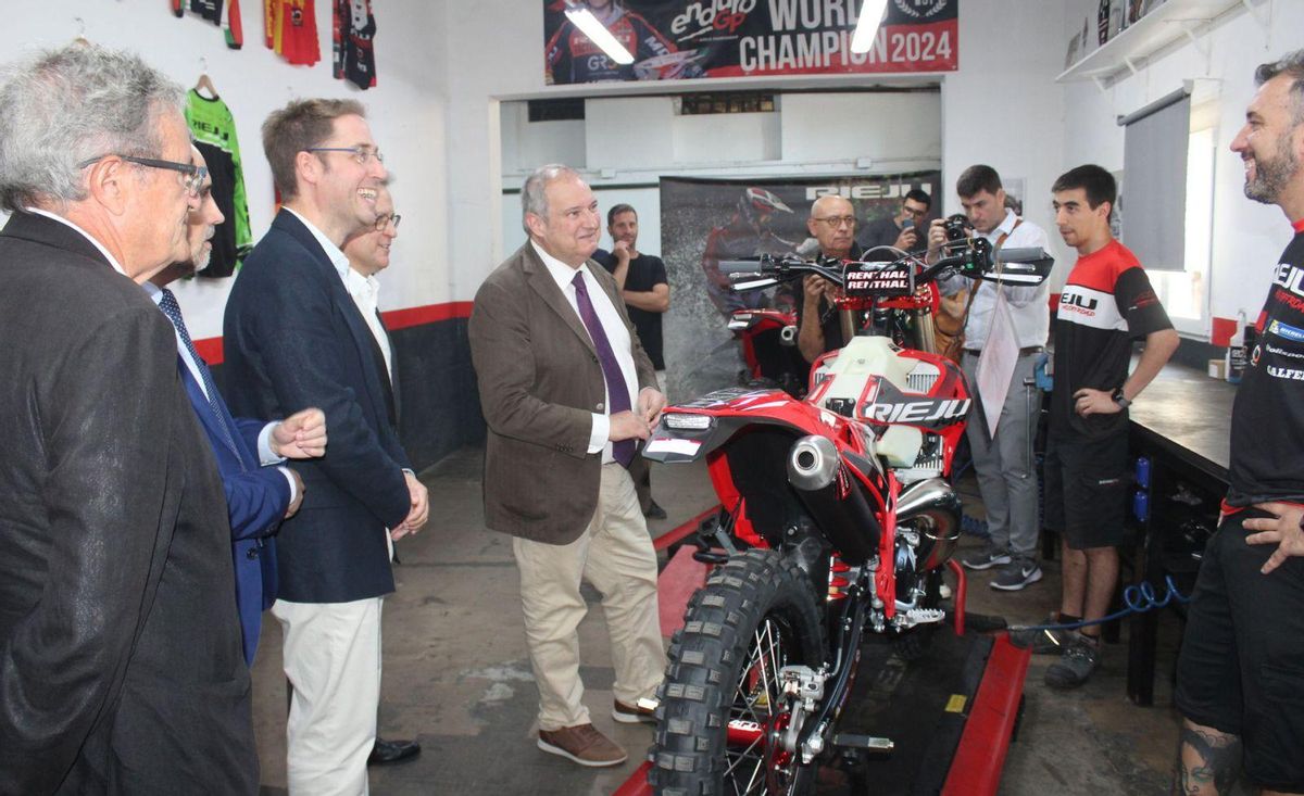 Visita del ministre d'Indústria, Jordi Hereu, a la fàbrica Rieju de Figueres. | SANTI COLL
