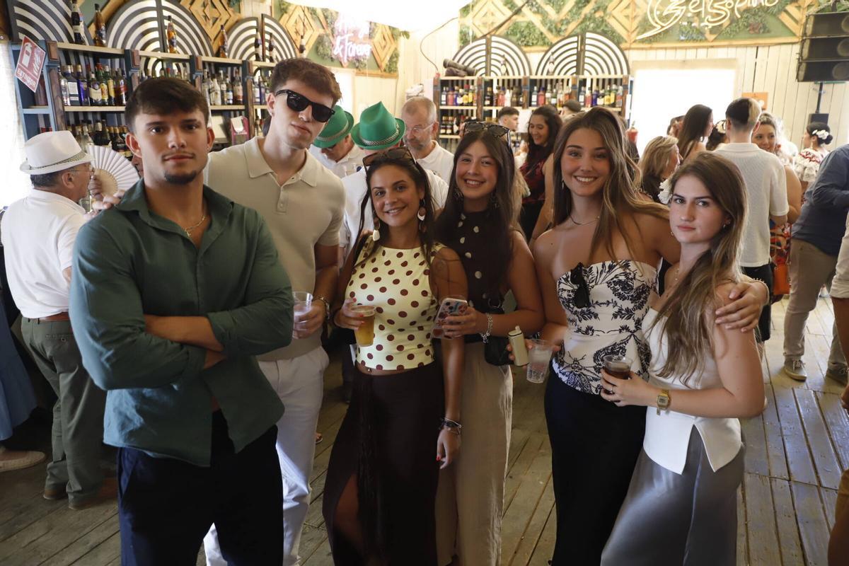 De caseta en caseta y con el grupo de siempre, la Feria de Córdoba vuelve a llenarse de grupos de amigos, compañeros de trabajo y familia De caseta en caseta y con el grupo de siempre, la Feria de Córdoba vuelve a llenarse de grupos de amigos, compañeros de trabajo y familia