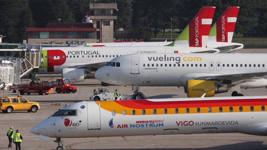 Aviones de TAP y Air Nostrum, esta mañana en Peinador. // Nick