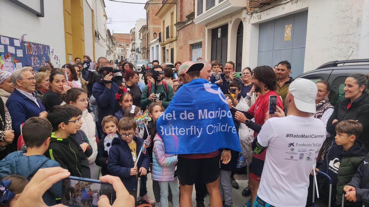 Acogida a los corredores en Fernán Núñez este martes.