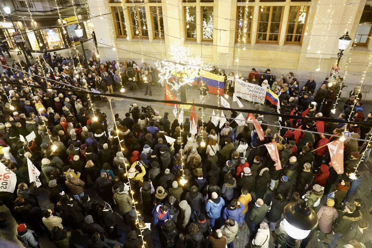 EN IMÁGENES: La manifestación en Gijón contra la intervención de EE UU en Venezuela EN IMÁGENES: La manifestación en Gijón contra la intervención de EE UU en Venezuela