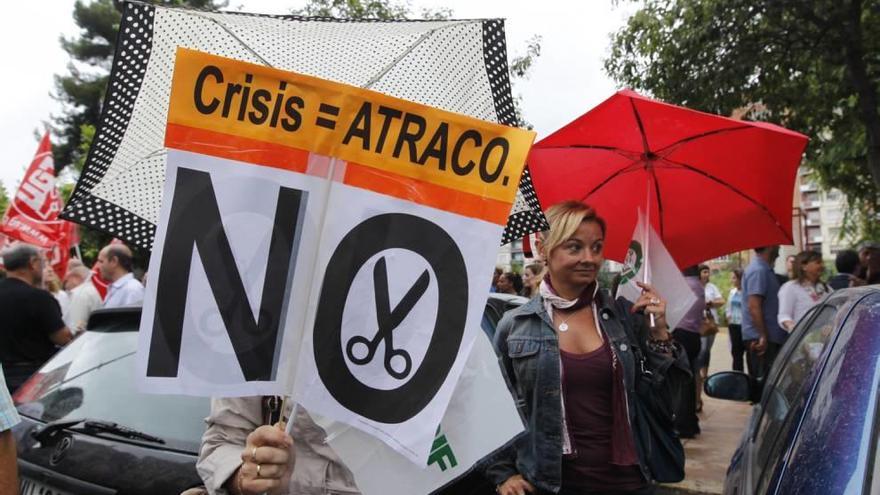 Protesta de los funcionarios contra los recortes ante la delegación del Gobierno de Murcia.