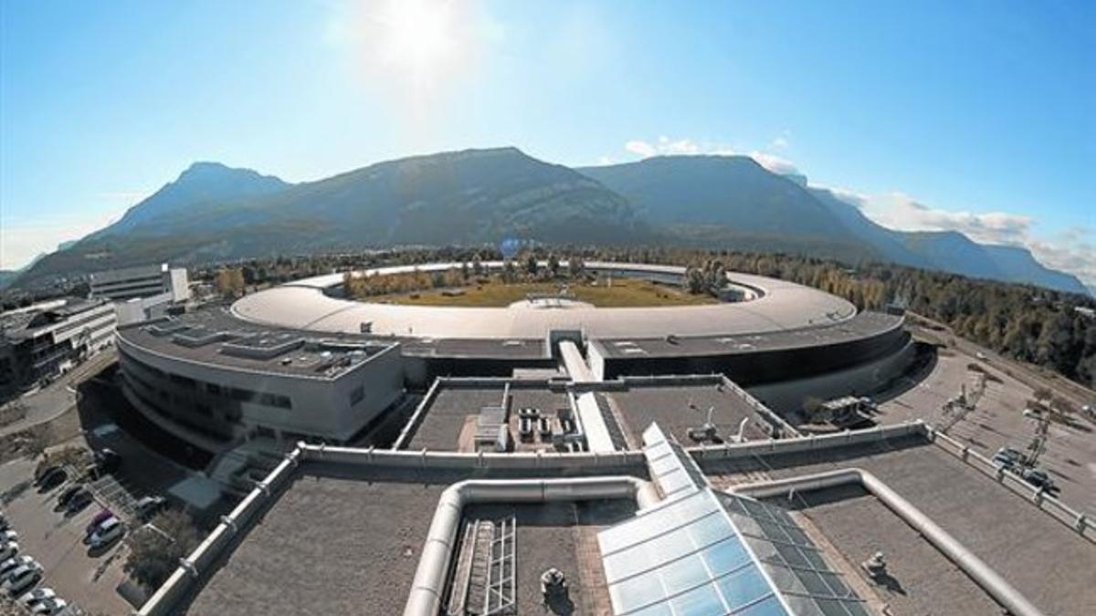 El gran sincrotrón ESRF, en Grenoble, financiado por 18 países europeos