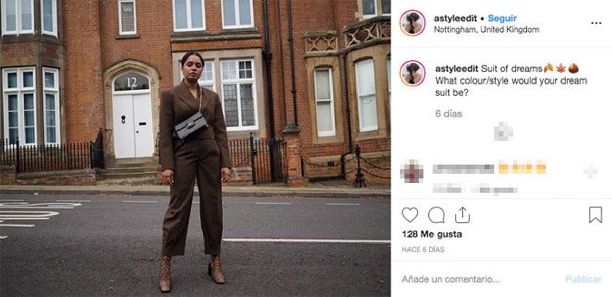 La 'influencer' británica Lauren Francine Campbell lleva el traje de chaqueta 'cropped' de Zara con botines de punta cuadrada de Topshop