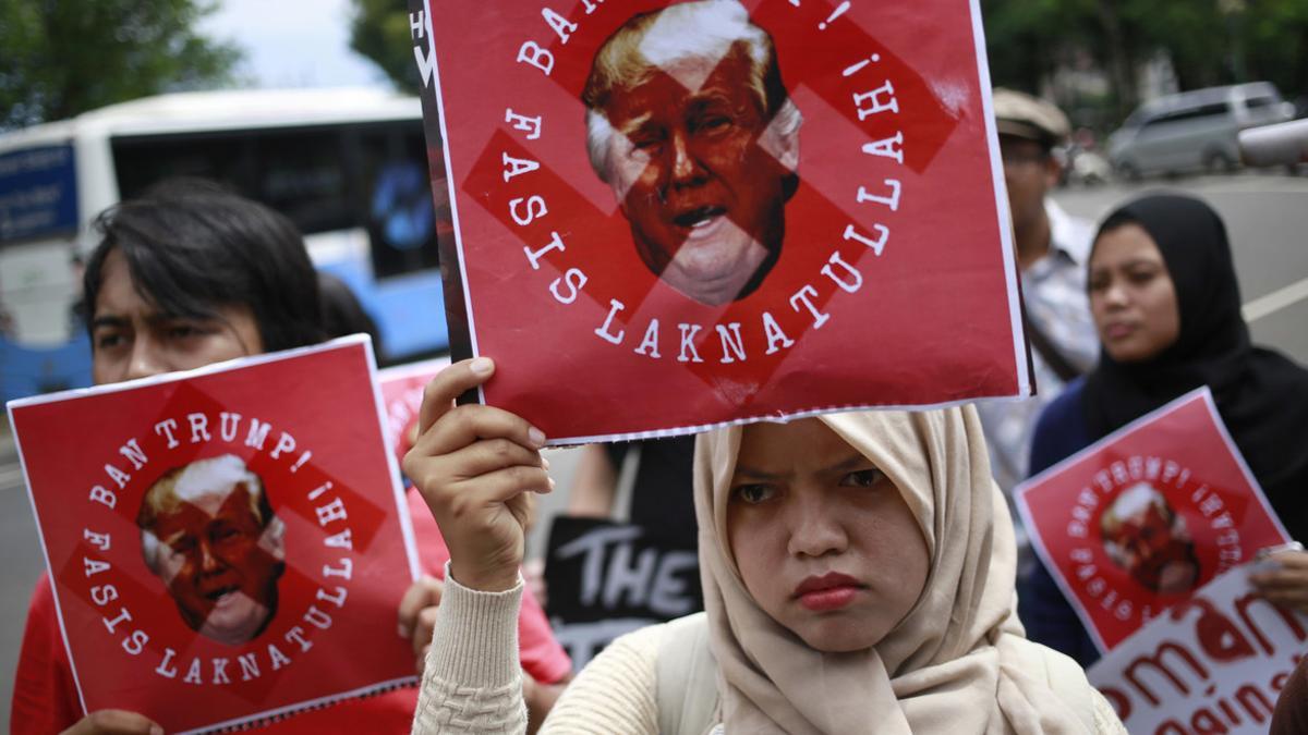 Protesta de estudiantes musulmantes contra la política migratoria de Trump frente a la embaja de EEEUU en Yakarta, este sábado.