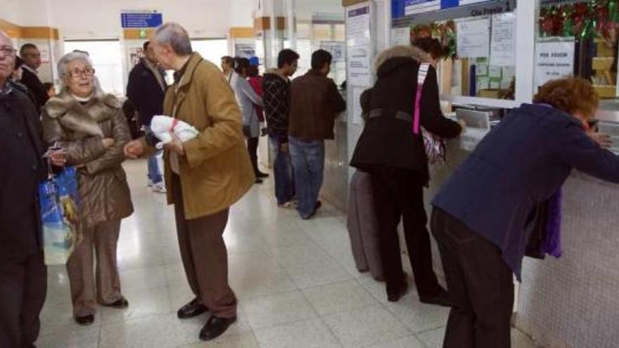 Pacientes aguardan para ser atendidos por su médico o enfermero en un centro de salud de Alicante.