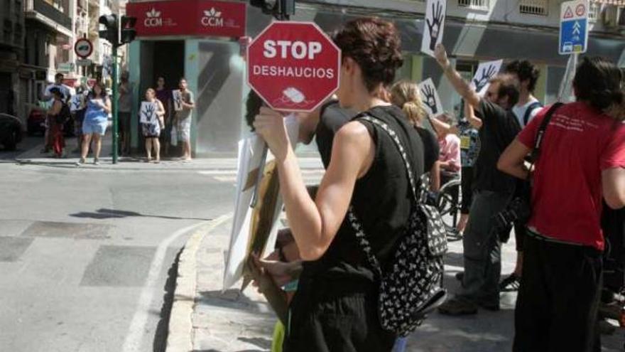 Los concentrados, frente a la entidad bancaria.