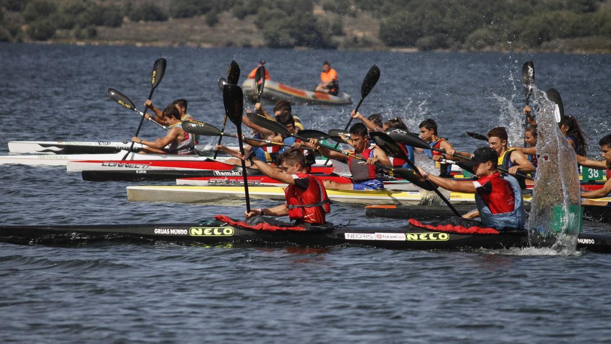 El piragüismo de Castilla y León se reactiva en Villardeciervos (Zamora) con más de cien deportistas