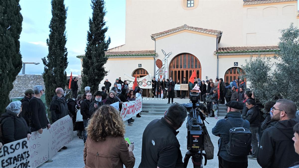 Els manifestants concentrats a la porta de l'auditori.