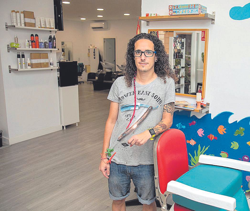 Juanan Coll es el gerente de la peluquería Carju, en Palma.