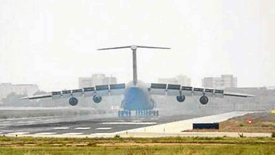 El avión militar de EEUU que aterrizó de emergencia en Palma abandona la isla