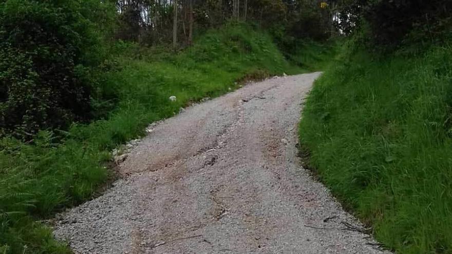 Un tramo del camino, con los surcos que deja el agua.