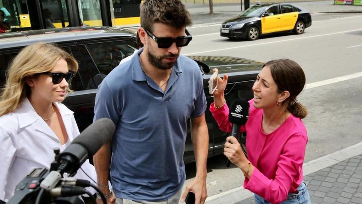 Gerard Piqué y Clara Chía, en los juzgados contra un paparazzi.