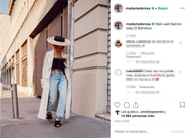 La estilista Madame de Rosa con vaqueros y top de plumas