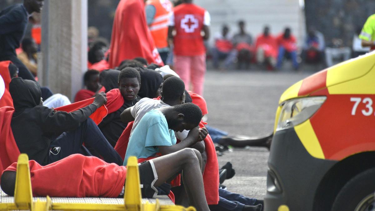 Algunos de los migrantes llegados a la isla del Hierro, este martes.