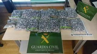 Sorprenden a un pasajero de un vuelo Málaga-Mánchester con más de 1.300 bellotas de hachís