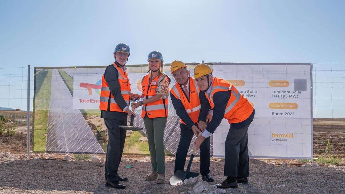 Jordi Torres, director general de TotalEnergies Renovables, Mariola Guevara, delegada del Gobierno en la Región, Juan María Vázquez, consejero de Medio Ambiente y Mariano Berges, consejero delegado de Soltec, de izq. a der.