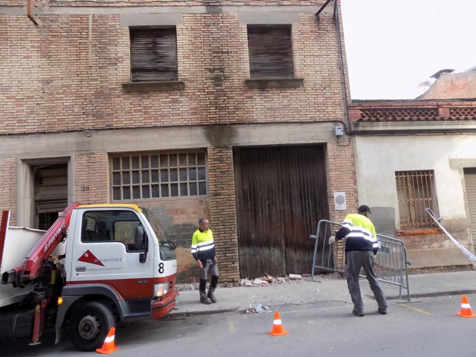 S'ensorra la teulada d'un magatzem a Manresa