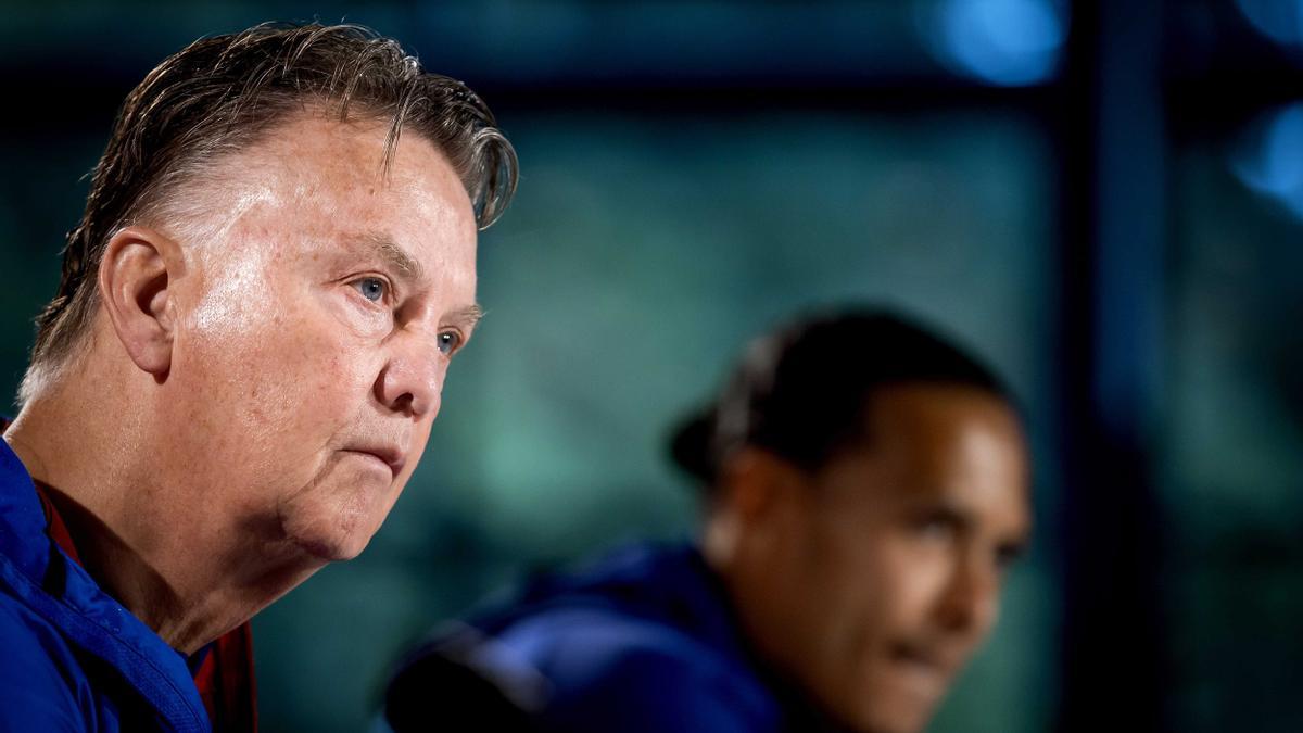 Van Gaal en rueda de prensa junto a Van Dijk