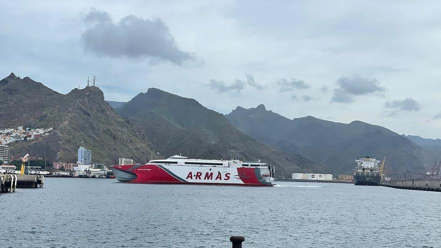 Un ferry se avería y deja más de dos horas y media a los pasajeros en Tenerife
