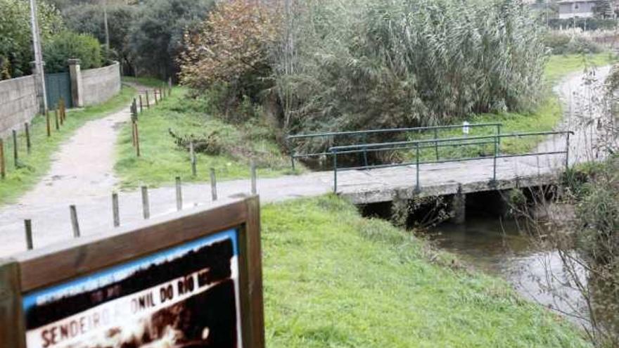 Un tramo del sendero existente, de dos kilómetros, entre Porto do Molle y la costa.  // José Lores