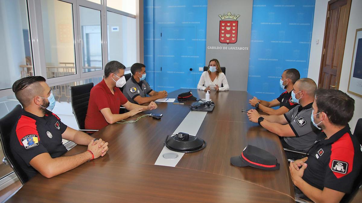 La presidenta del Cabildo de Lanzarote, María Dolores Corujo, reunida con agentes de la Policía Canaria