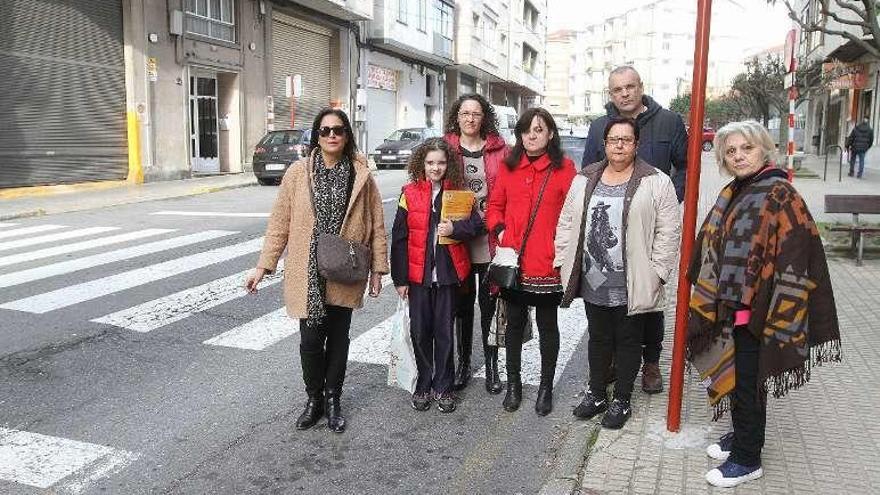 Los vecinos se movilizaron esta semana para pedir más seguridad en el paso del 109 de la Avenida de Portugal . // Iñaki Osorio