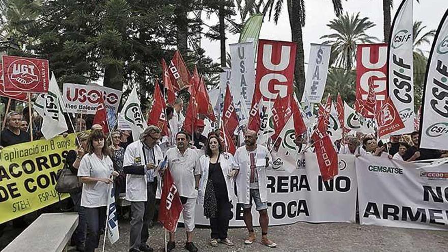 Los sanitarios, sobre estas líneas en una protesta ante el Consolat, calculan que pagar el 100% de la carrera a todos los interinos costará 24 millones.