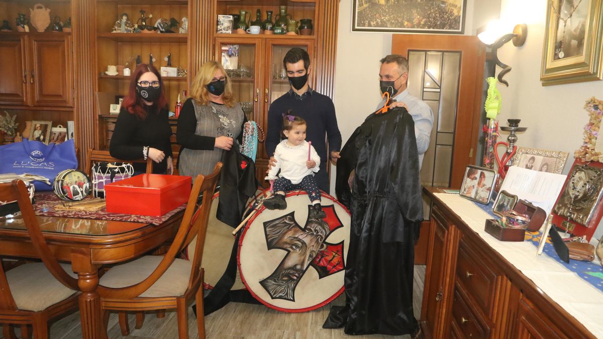 La familia Paús-Branchat de l'Alcora saca del armario los bombos, tambores, palilleros y túnicas cara a la Rompida de la Hora del Viernes Santo, en la que tocarán desde la terraza de su casa.