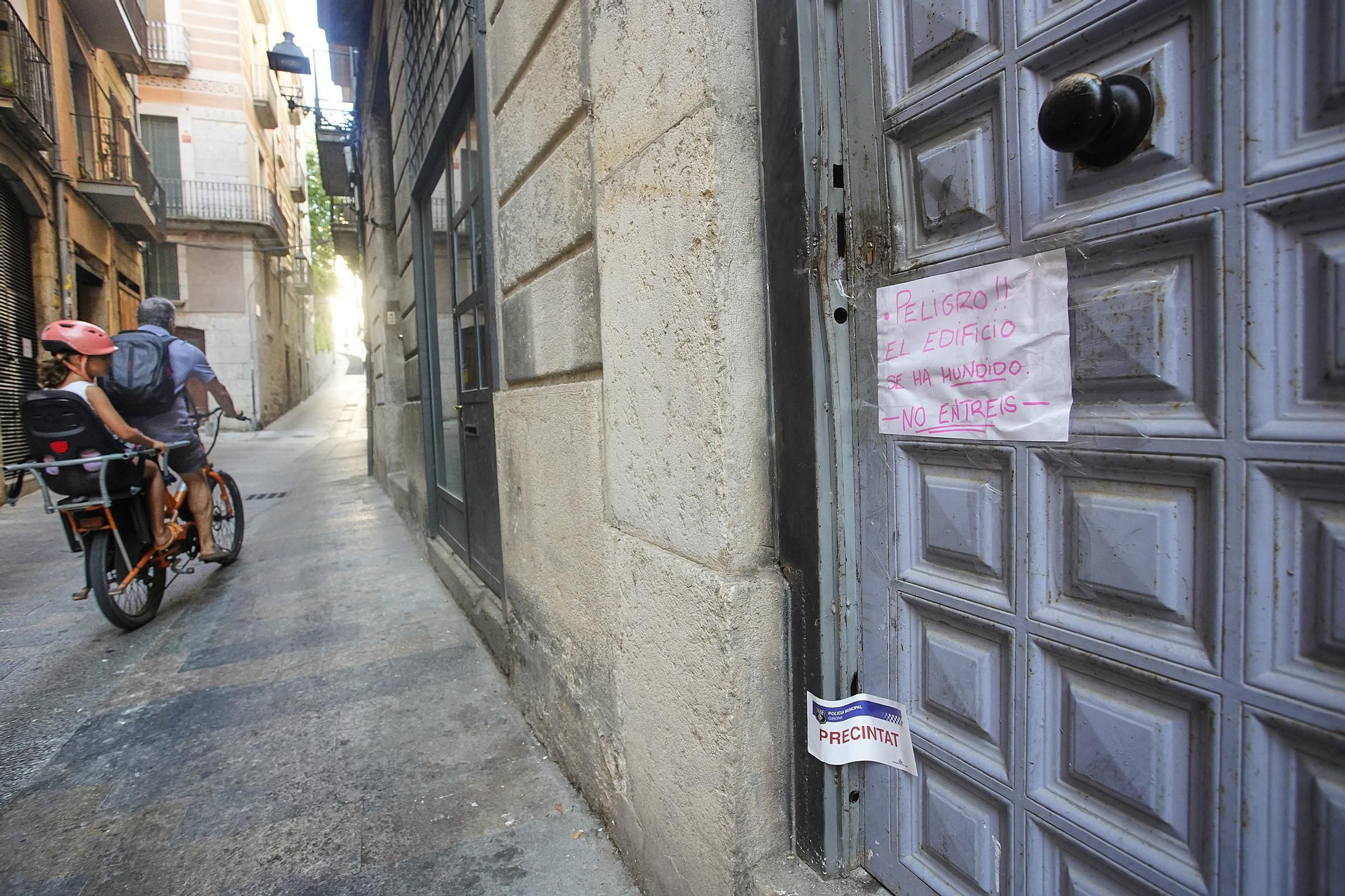 Les imatges de l'esfondrament de part d'un edifici del Barri Vell de Girona