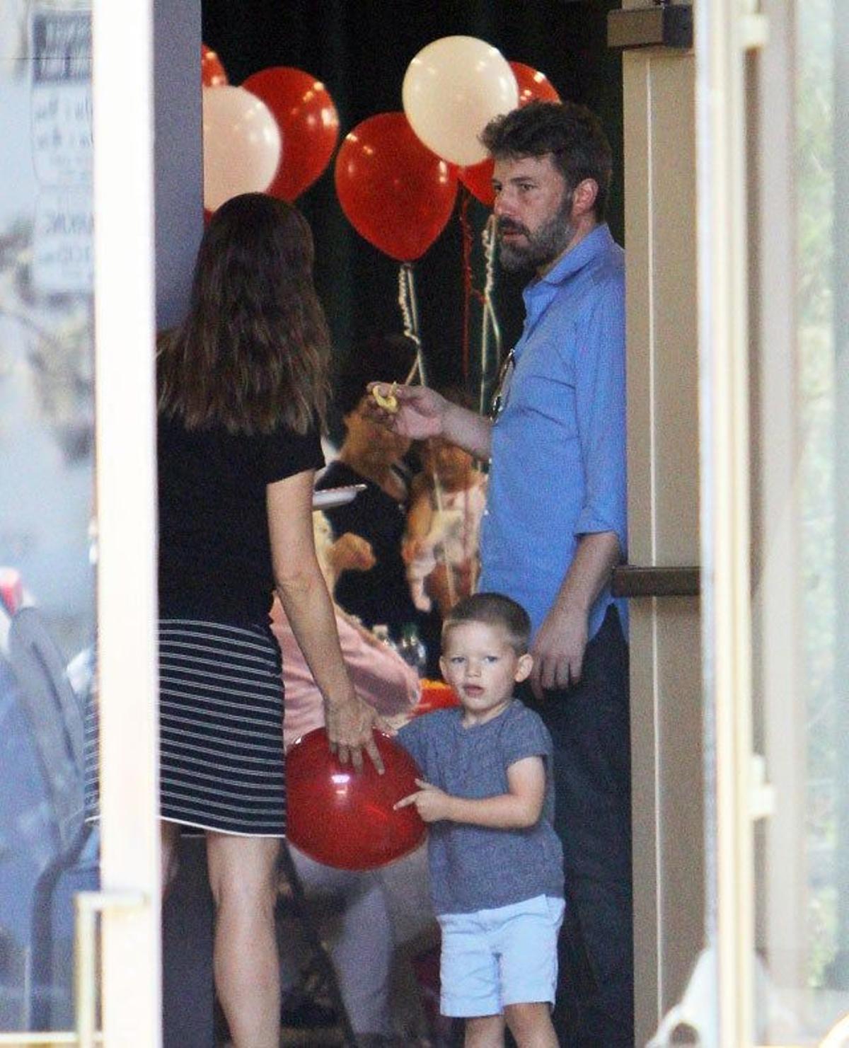Jennifer Garner de espaldas junto a Ben Affleck y su hijo Samuel