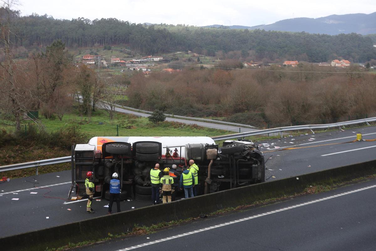 Un accidente entre un camión de mercancías peligrosas y un turismo deja dos heridos y dificulta la circulación en la AP-9