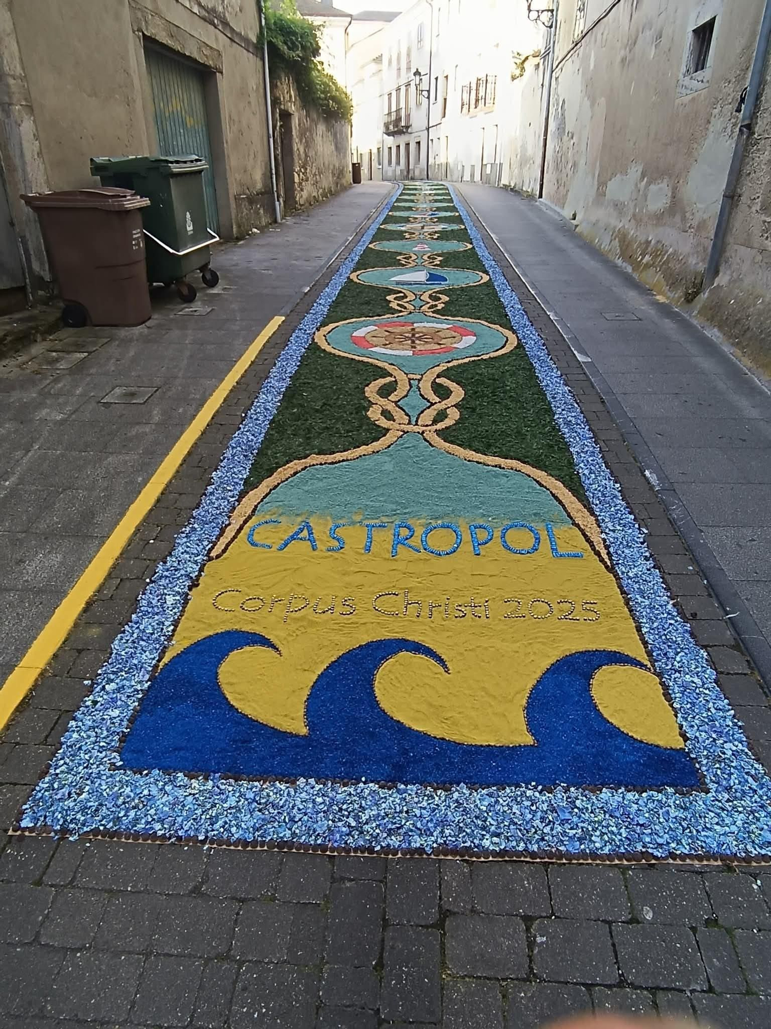 Castropol se llena de color con sus alfombras florales