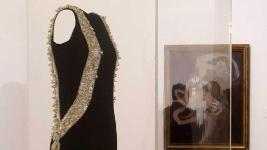 El vestido de noche negro de Cristóbal Balenciaga, obra invitada del museo.