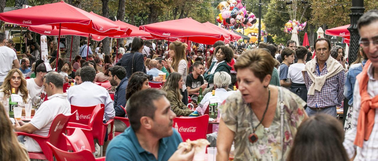 Ambiente en las terrazas hosteleras del paseo del Bombé en San Mateo de 2019.