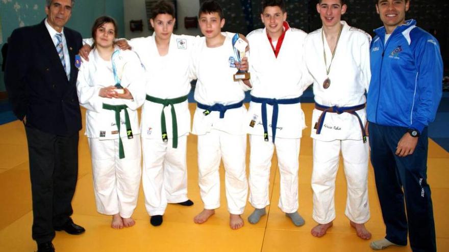 Los deportistas del Judo Lena, junto a sus técnicos.