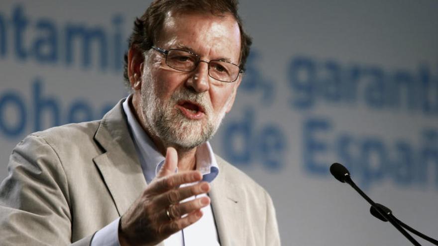 Rajoy promet als alcaldes que no se sumin a la consulta que tenen l&#039;«Estat al darrere»