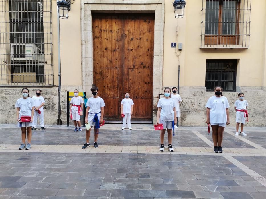 Las fallas infantiles recuperan la pilota valenciana en la calle del ayuntamiento