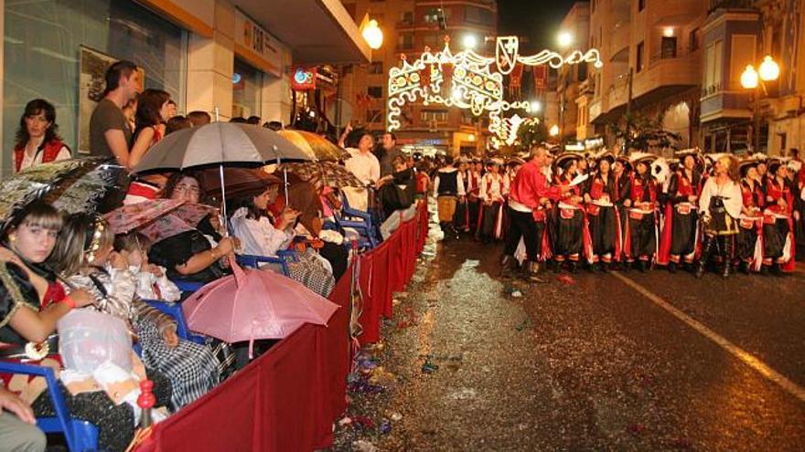 Los espectadores del desfile se las ingeniaron para resguardarse de la lluvia que comenzó a caer a las 23 horas. Pese al mal tiempo, la Junta Central de Moros y Cristianos decidió no suspender la Cabalgata en ningún momento, por lo que las comparsas realizaron el recorrido bajo el agua con relativa normalidad. El público, mientras tanto, desplegaba sus paraguas para no perder detalle