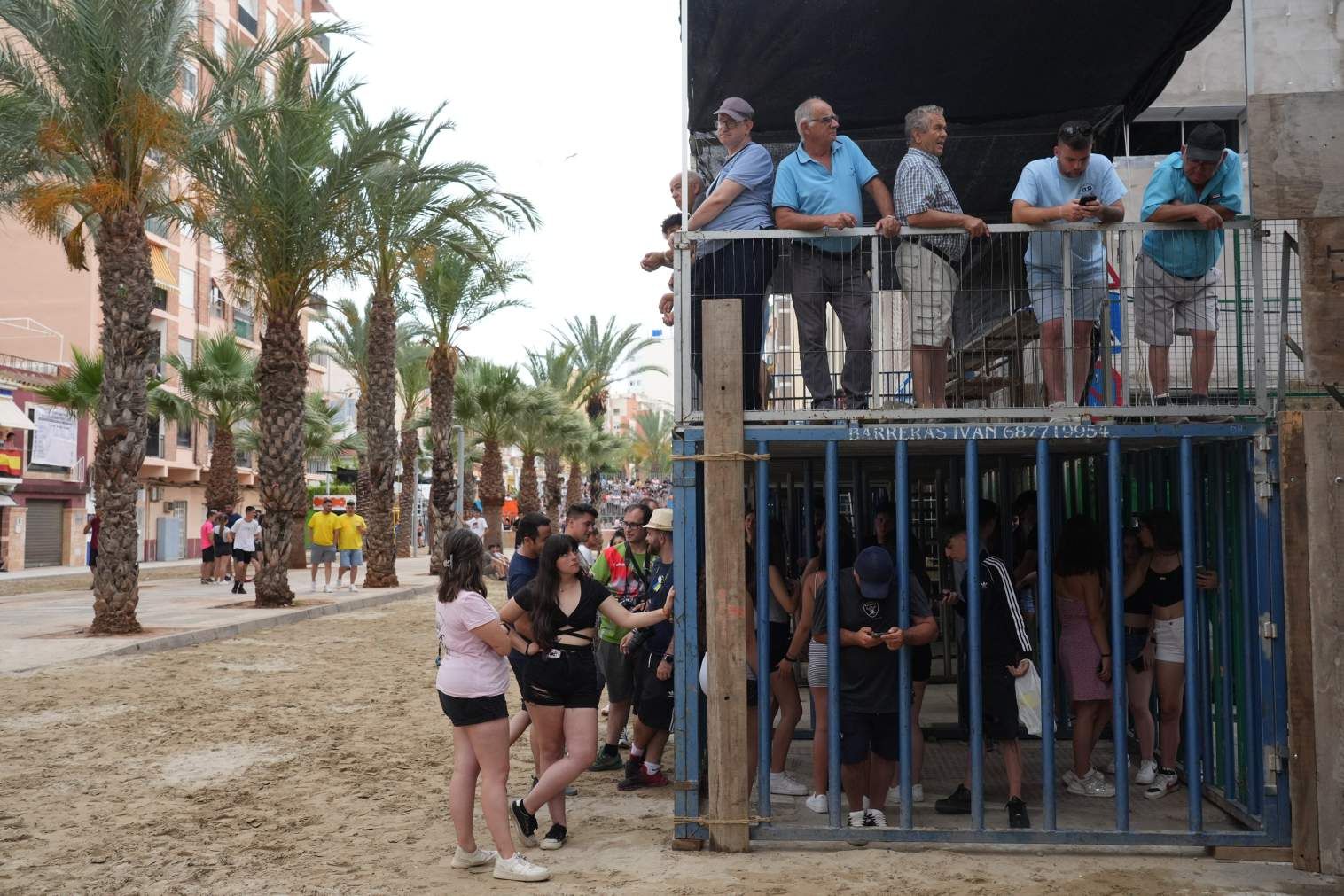 El Grau da inicio a las fiestas de Sant Pere con pólvora, bous y música