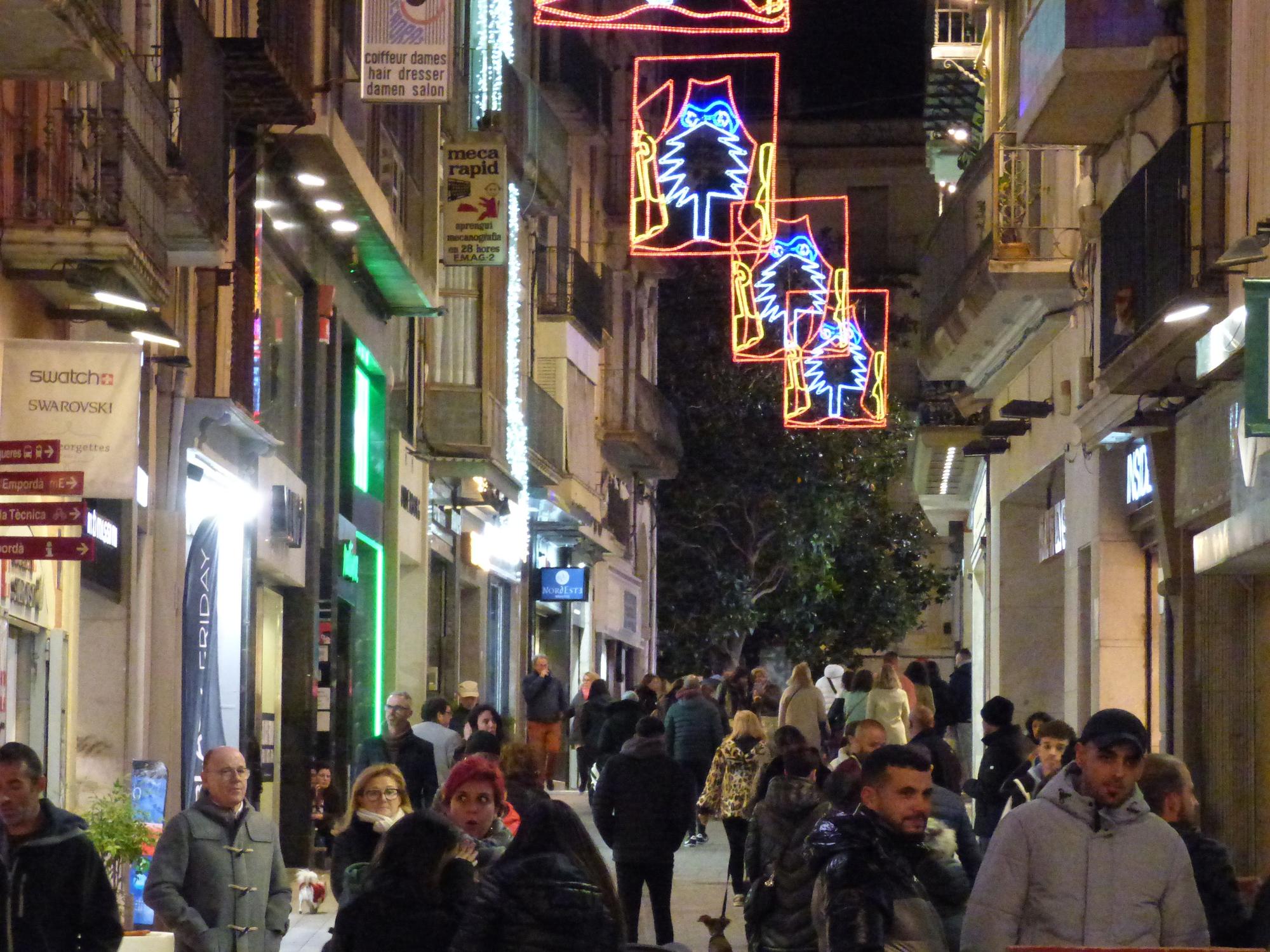 La màgia de Nadal s'encén a Figueres amb les llums dalinianes